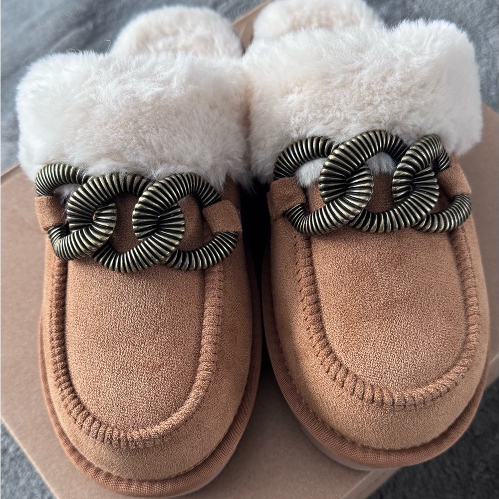 Elegant Tan Women's Slippers with Faux Fur